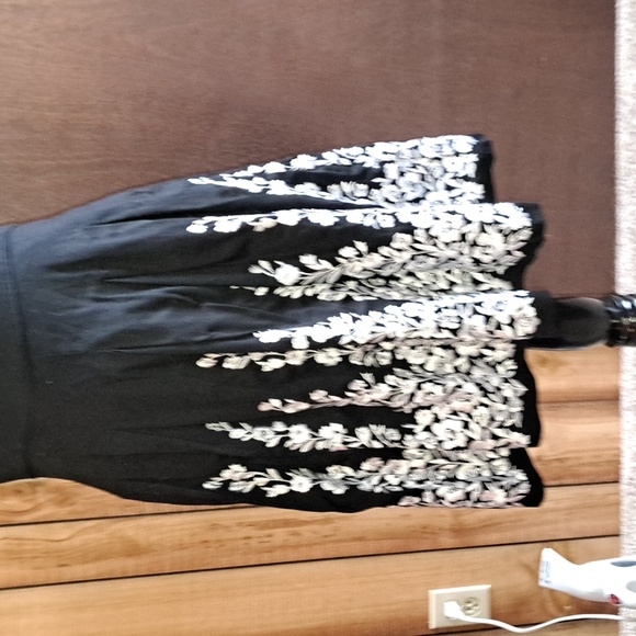 White House Black Market Black and White Floral Dress - Picture 2 of 6